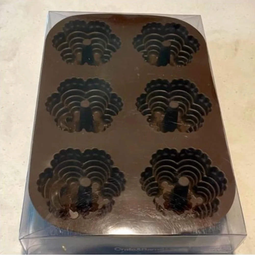 Crate & Barrel 6-Cup mini-Tiered Silicone cake Pan NEW Non-Stick Baking Mold